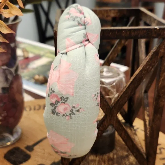 MINT JULEP PASTEL CROWN - Picture 2 of 4